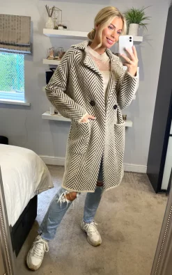 Budget ???? ANGELEYE Fluffy Striped ???? Coat In Cream And Black ????